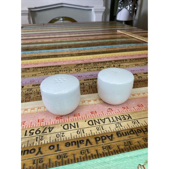 MCM Pebbleford White Speckled Salt Pepper Shaker Set T S & T Taylor Smith 2" - Picture 3 of 10